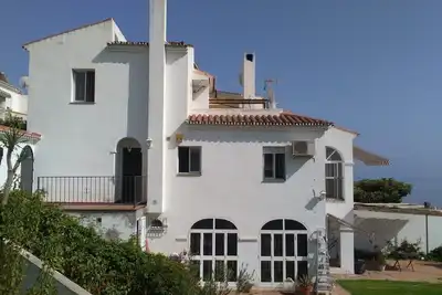 Image de Maison spacieuse et confortable près de la plage avec vue sur le village et la mer.