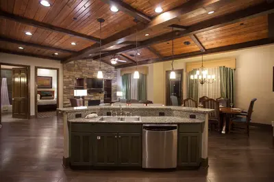 Image de Glacier Canyon Resort avec accès gratuit à WaterParks et autres commodités