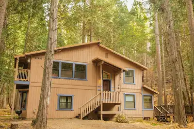 Image de Cabine Oakhurst moderne et spacieuse - à seulement 15 minutes de Yosemite. !