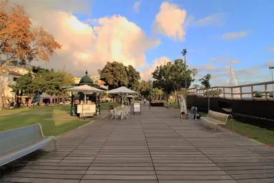 Image de Appartement gris dans le centre-ville avec vue sur la mer. Meilleur emplacement