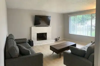 Image de Belle maison de 2 chambres avec cuisine complète et salle de bain! Seulement 2 miles au stade Autzen