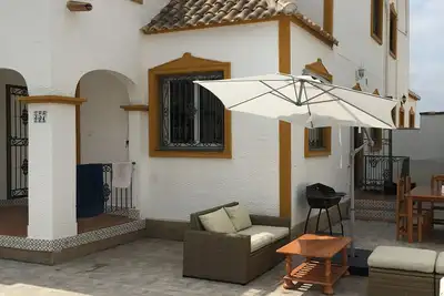 Image de villa pouvant accueillir jusqu'à 8 personnes. Sur un complexe de golf, près des plages primées