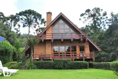 Image de maison de charme au milieu de Campos do Jordao Montagnes avec court de tennis.