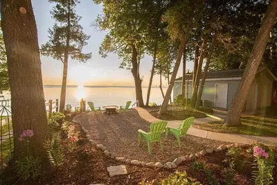 Image de Cottage pittoresque au bord de l'eau du comté de Door! Nager, jouer, se détendre. . . tout avoir!