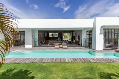 Image de Villa de style loft avec vue sur la piscine et les rizières