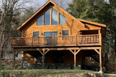 Image de Magnifique maison en bois rond 4br près de Storyland et North Conway. Ac, grande terrasse, WiFi!