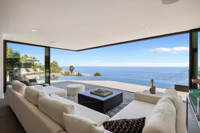 Image de Malibu Oceana Bleu- Incredible Views -Sleeps 10!