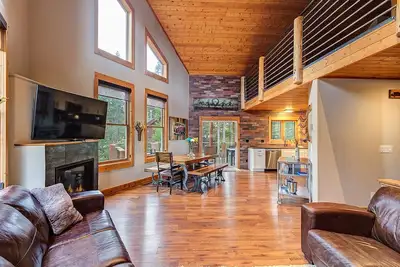 Magnifique maison de montagne mise à jour à quelques minutes des pistes, bain à remous privé, table de billard!