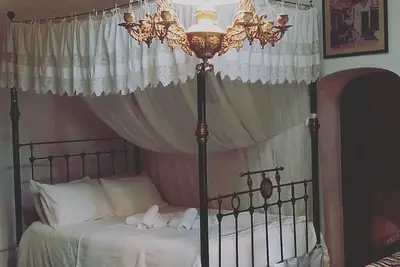 Image de \"Lofou Palace\" est une maison traditionnelle en pierre joliment présentée.