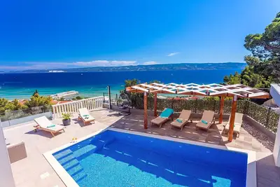 Villa Matan with a private 28m2 pool, billiards, table tennis, darts, Ps5, only 250m from the sandy beaches