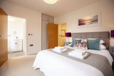 King Edward Apartments 5 - Appartement moderne et spacieux de luxe à 5 minutes du château