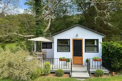Image de Cottage d'une chambre sur une grande propriété à distance de marche de Vineyard Haven