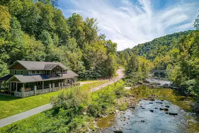 Image de Souvenirs de la rivière! Surplombant la rivière Little Pigeon!
