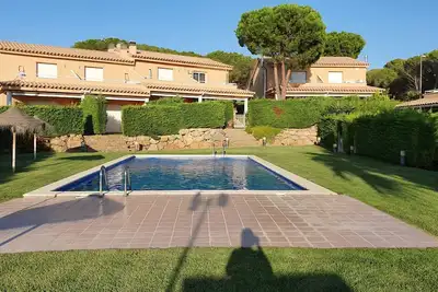 Image de Terraced house with private garden and swimming pool