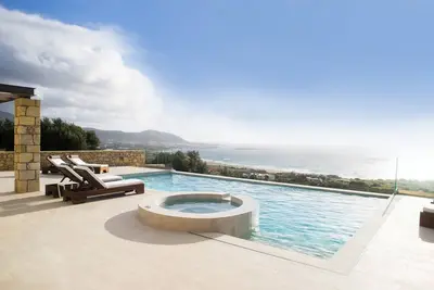Image de Villa 3bd exceptionnelle, piscine chauffée, jacuzzi, sauna, vue imprenable sur la mer et le coucher du soleil