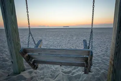 Image de Marsh Front Cottage avec quai sur le ruisseau Tidal, famille paisible et serein arrière-cour et animaux de compagnie