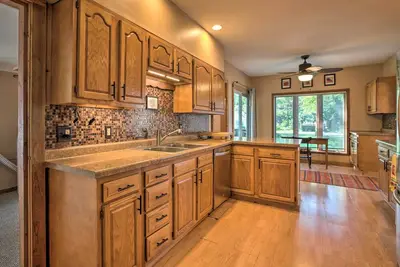 Image de Nouveau! Pet-Friendly Home w / vue sur le lac Delavan!