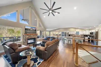 Image de Lake Daze: Brand New Lakefront, 9br / 12ba, quai privé, bain à remous, 32 personnes