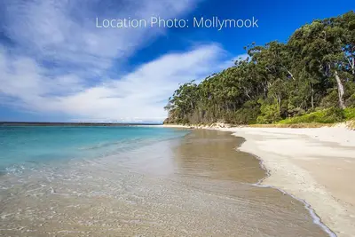Image de Emplacement fantastique, complètement rénové, présenté avec un style et un goût incroyables.