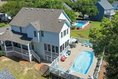 Image de Belle maison dispose d'une piscine privée pour vous et votre famille pour profiter ensemble!