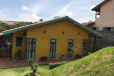 Image de Manoir colonial dans une communauté fermée face aux bois