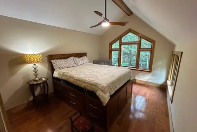 Image de Maison familiale avec sauna, foyer au bois et terrasse - près du ski et des lacs!