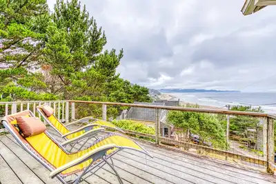 Image de Hillside home w / vue exceptionnelle sur la mer et le pont - près de la plage, 2 chiens Ok!