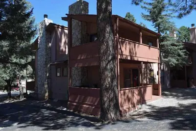 Image de Ce condo Ruidoso est situé dans les montagnes pittoresques de la Sierra Blanca.