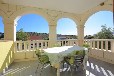 Image de Appartement d'une chambre avec la terrasse et la vue sur le mer Baie Ostricka luka, Rogoznica (A-17086-b)