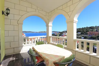 Image de Appartement d'une chambre avec la terrasse et la vue sur le mer Baie Ostricka luka, Rogoznica (A-17086-c)