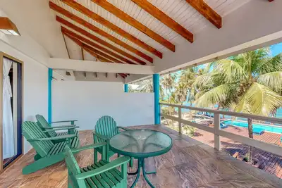 Image de Condo à la station balnéaire avec terrasse, piscine commune et quai - restaurant sur place