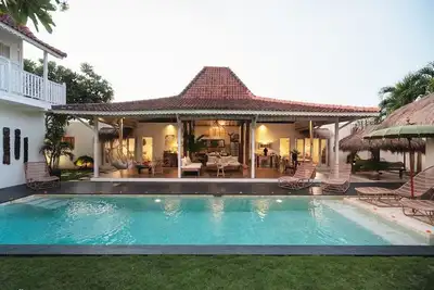 Image de Superbe villa avec piscine à côté de la plage