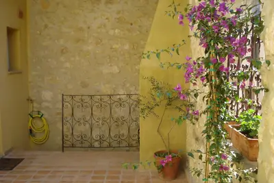 Image de Maison de village proche de la Méditerranée  ouverte sur sa terrasse en patio.