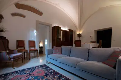 Image de Appartement pour 4 personnes dans un immeuble ancien avec plafond voûté et colonnes