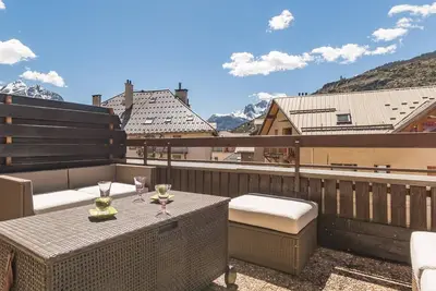 Joli studio à Briançon avec coin nuit, grande terrasse et parking privé.