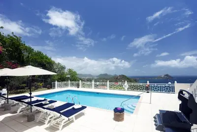 Image de Vues imprenables sur l'océan, près de la plage, piscine privée et terrains tropicaux luxuriants, aires de détente