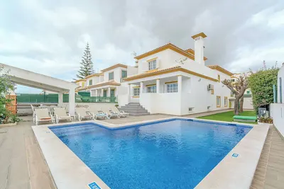 Image de Piscine privée chauffée, wifi gratuit, villa spacieuse