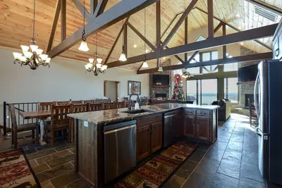 Image de Les maisons de vacances de Vanessa - Dormez 36! - 8 lits / 8 salles de bain - 16 lits king! - 500 $ de vente!