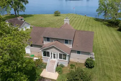 Image de Private Waterfront Home w / Pier et 2+ Acres!
