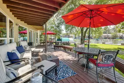 Image de Nouveau! Lakefront Montgomery Home w / Porch & Dock!