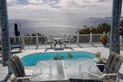 Image de Écoutez surfer ci-dessous! Villa 2 chambres privée avec piscine et spa.