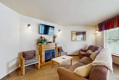 Image de Condo familial avec terrasse, piscines et bains à remous partagés - marchez au centre-ville!