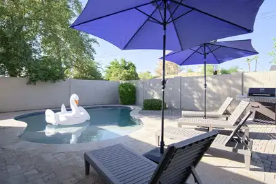 Image de Brand New Old Town Home! Resort Style Backyard Avec Piscine Privée!