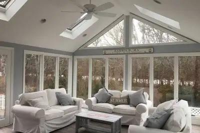 Image de Belle maison de Harwich avec piscine privée et foyer! Emplacement PRIVILÉGIÉ!