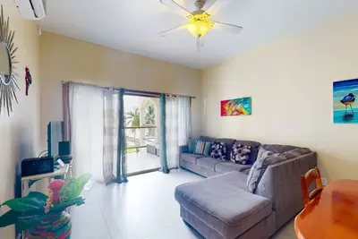 Image de Condo familial w / piscine et vue sur la plage dans un espace de détente et piscine partagée