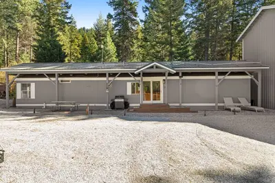 Image de Accueil familial avec terrasse, accès partagé à la rivière, aire de jeux et terrain de sport