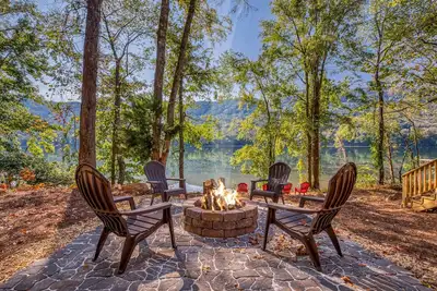 Image de Belle cabine de rivière au coeur des gorges du Tennessee