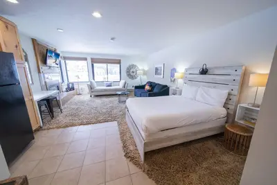 Image de Cet adorable condo se trouve sur le côté de Keystone, Lakeside VIllage, une patinoire pendant l'hiver et un magnifique lac pendant l'été. Idéal pour des vacances à la montagne.