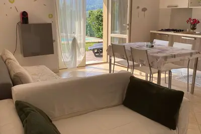 Image de Appartement de deux pièces dans villa avec jardin privé