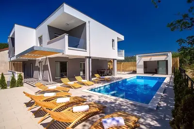 Image de Luxury Villa Tela with heated pool, attached whirlpool, sauna, darts, table tennis